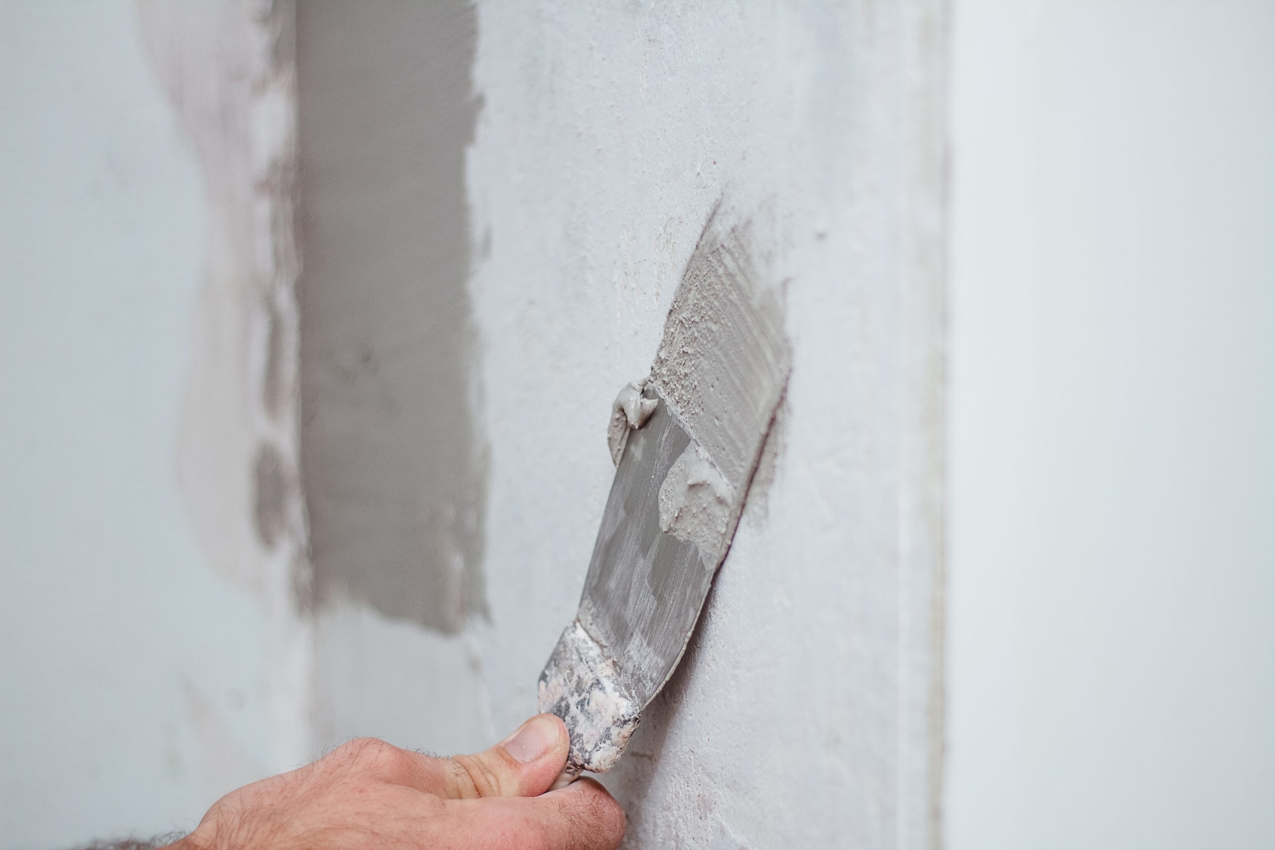 main d'un homme pour rénovation murale