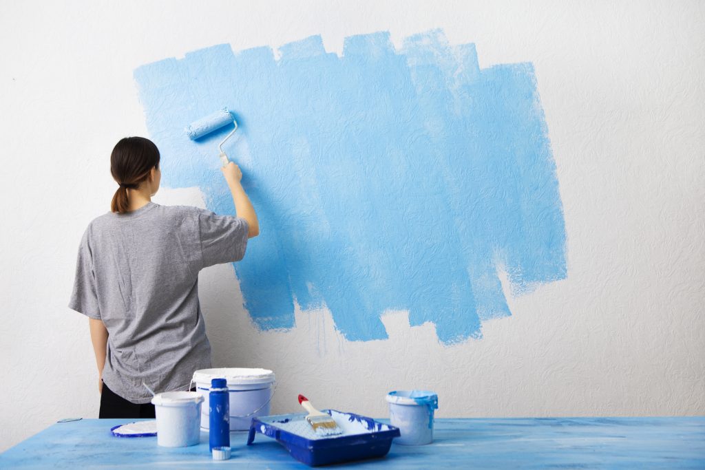 peinture sur mur par une femme